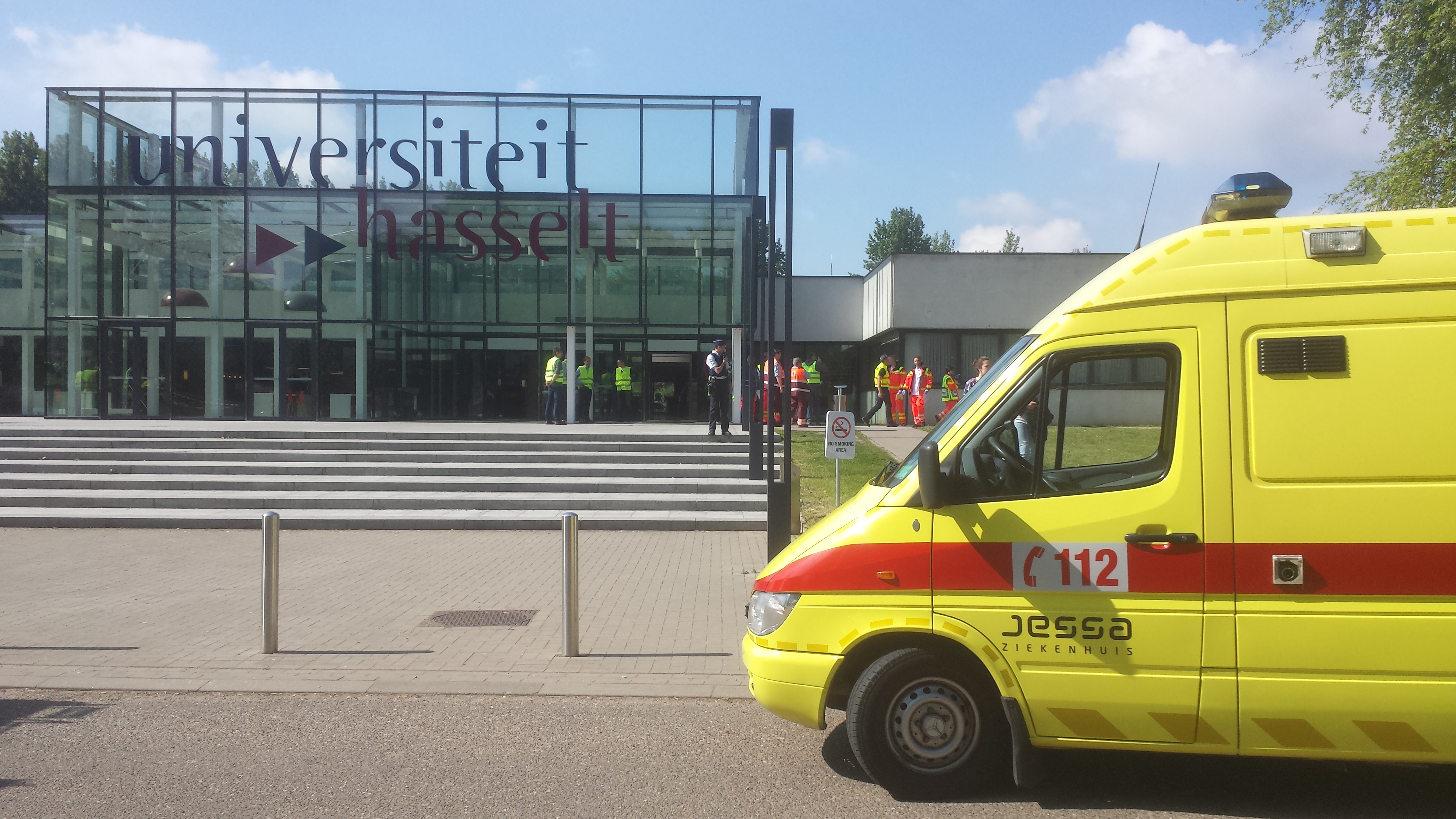 Aan de Universiteit Hasselt campus Diepenbeek staan de studenten buiten