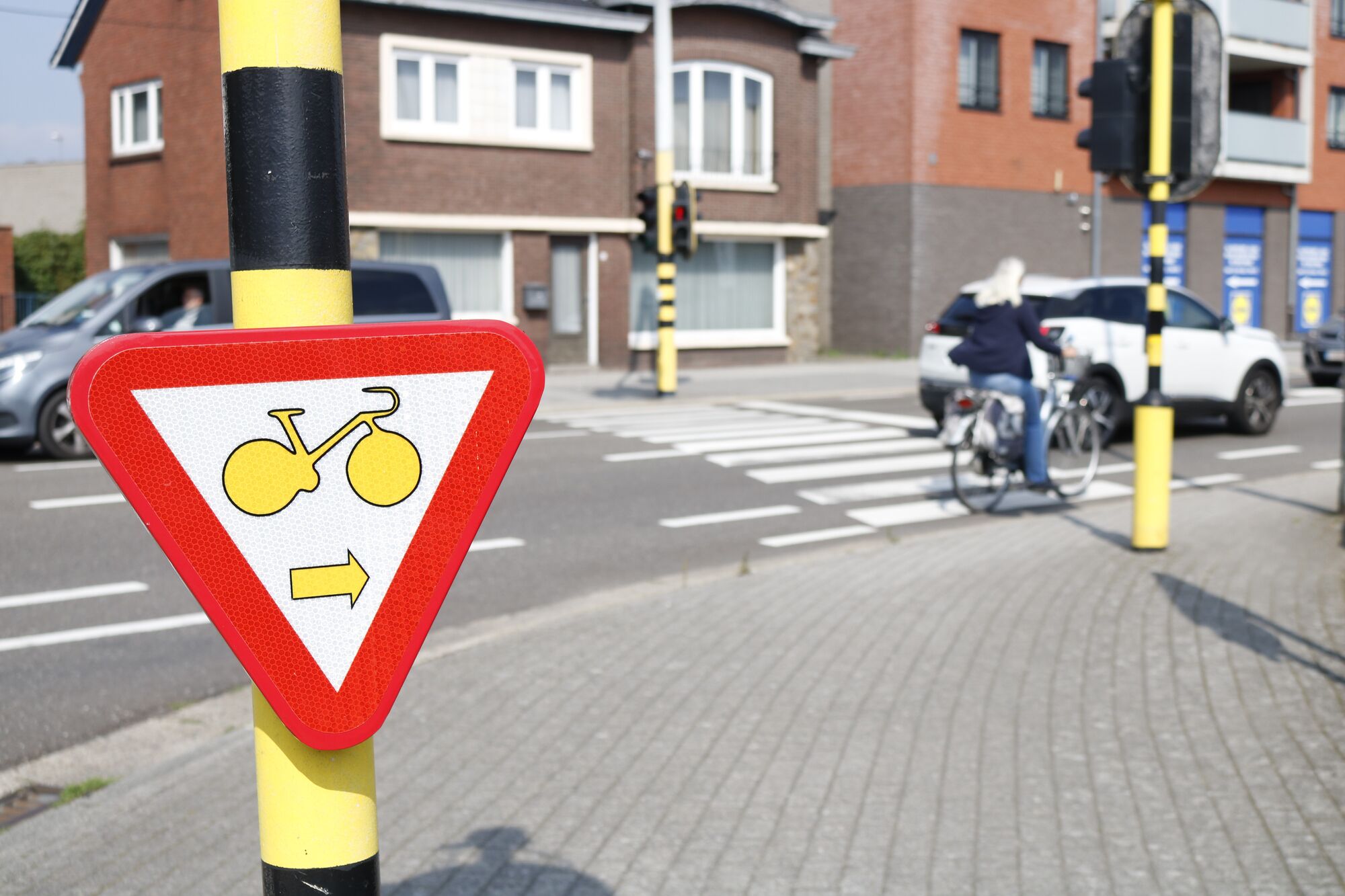 Fietsers mogen door het rode licht op kruispunt Boseind-Heerstraat in Pelt