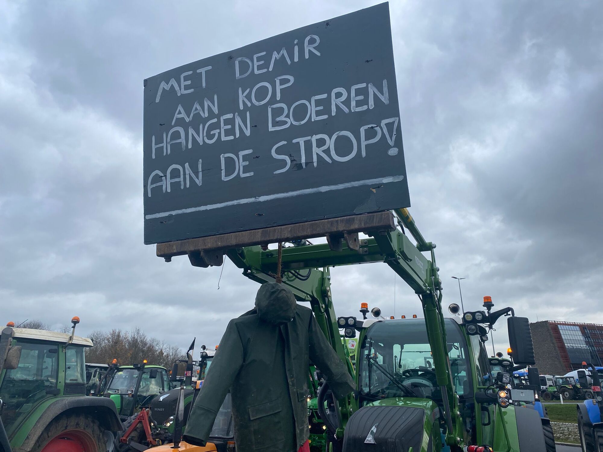 Honderden boze boeren rijden in stoet van tractoren in kleine ring in Hasselt