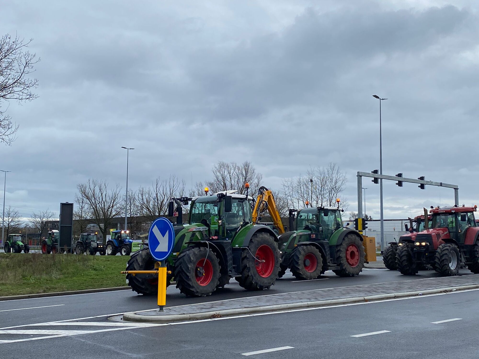 Honderden boze boeren rijden in stoet van tractoren in kleine ring in Hasselt
