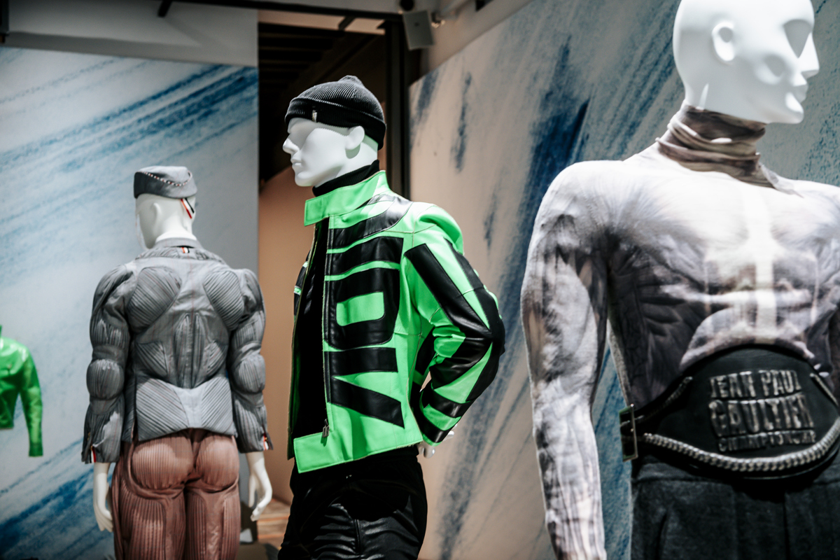 Modeontwerper Dirk Bikkembergs geeft 11 outfits aan Modemuseum