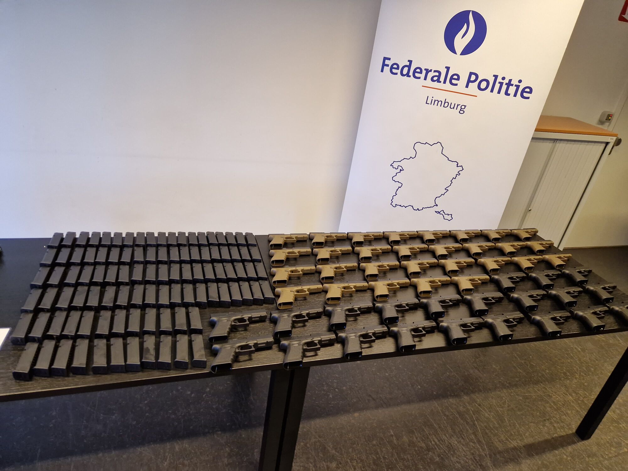 In beslag genomen wapens en cash geld