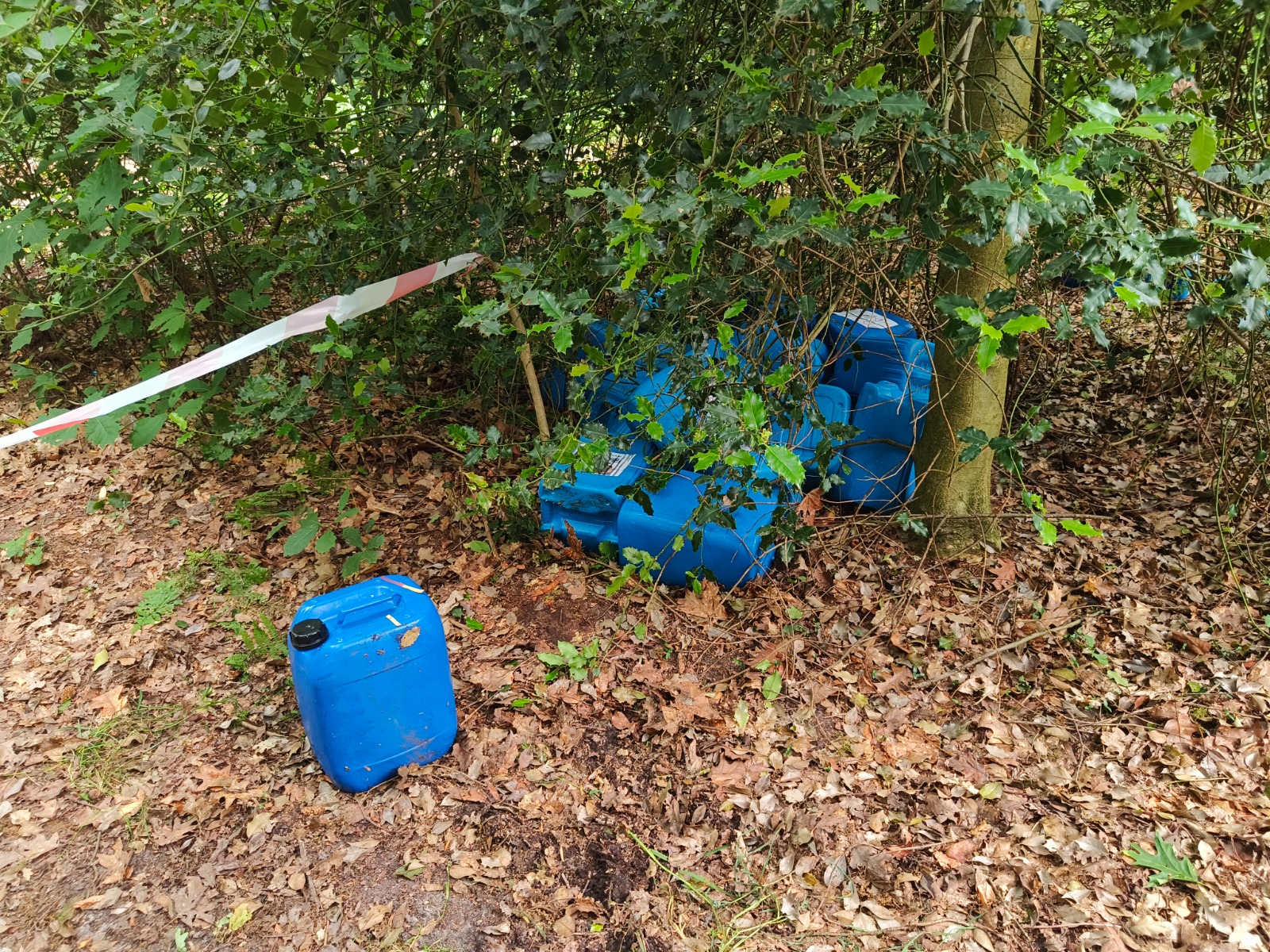 Drugsvaten gevonden langs een wandelpad in Houthalen-Helchteren.