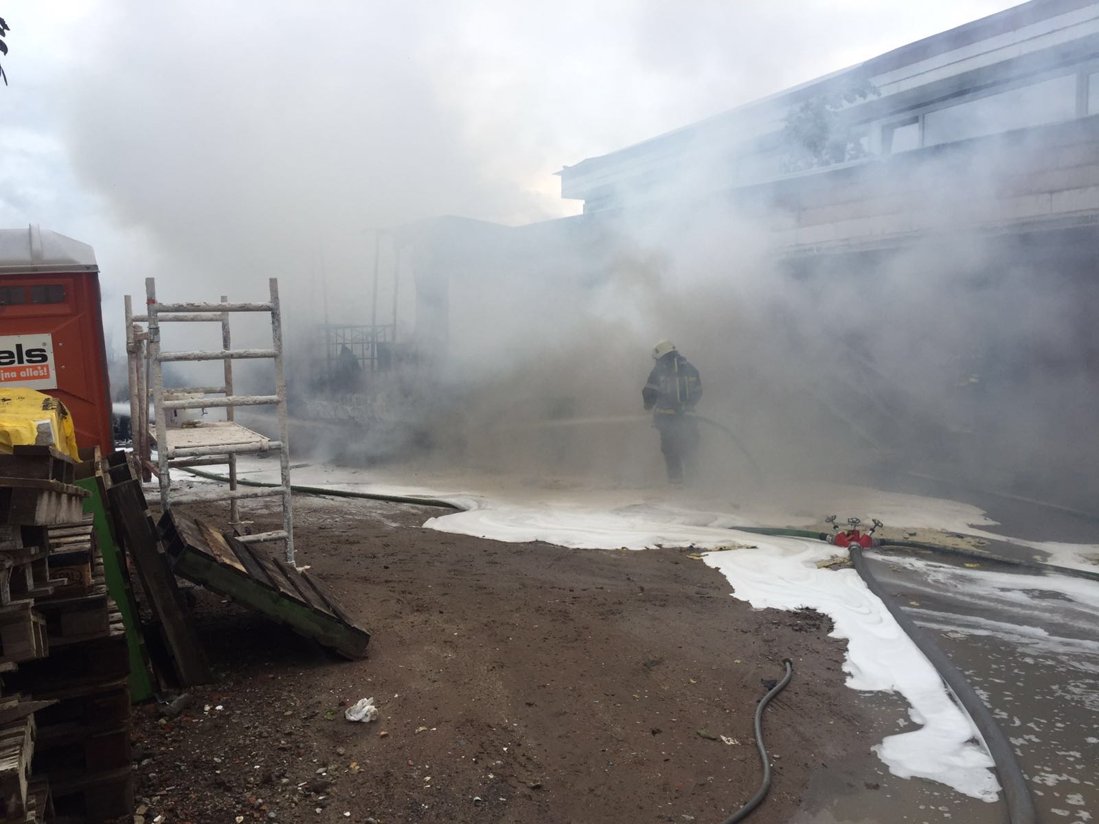 Truck met isolatiemateriaal brandt volledig uit in Kuringen