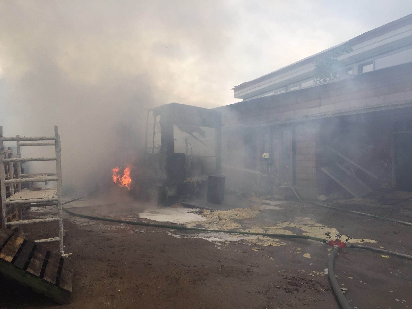 Truck met isolatiemateriaal brandt volledig uit in Kuringen