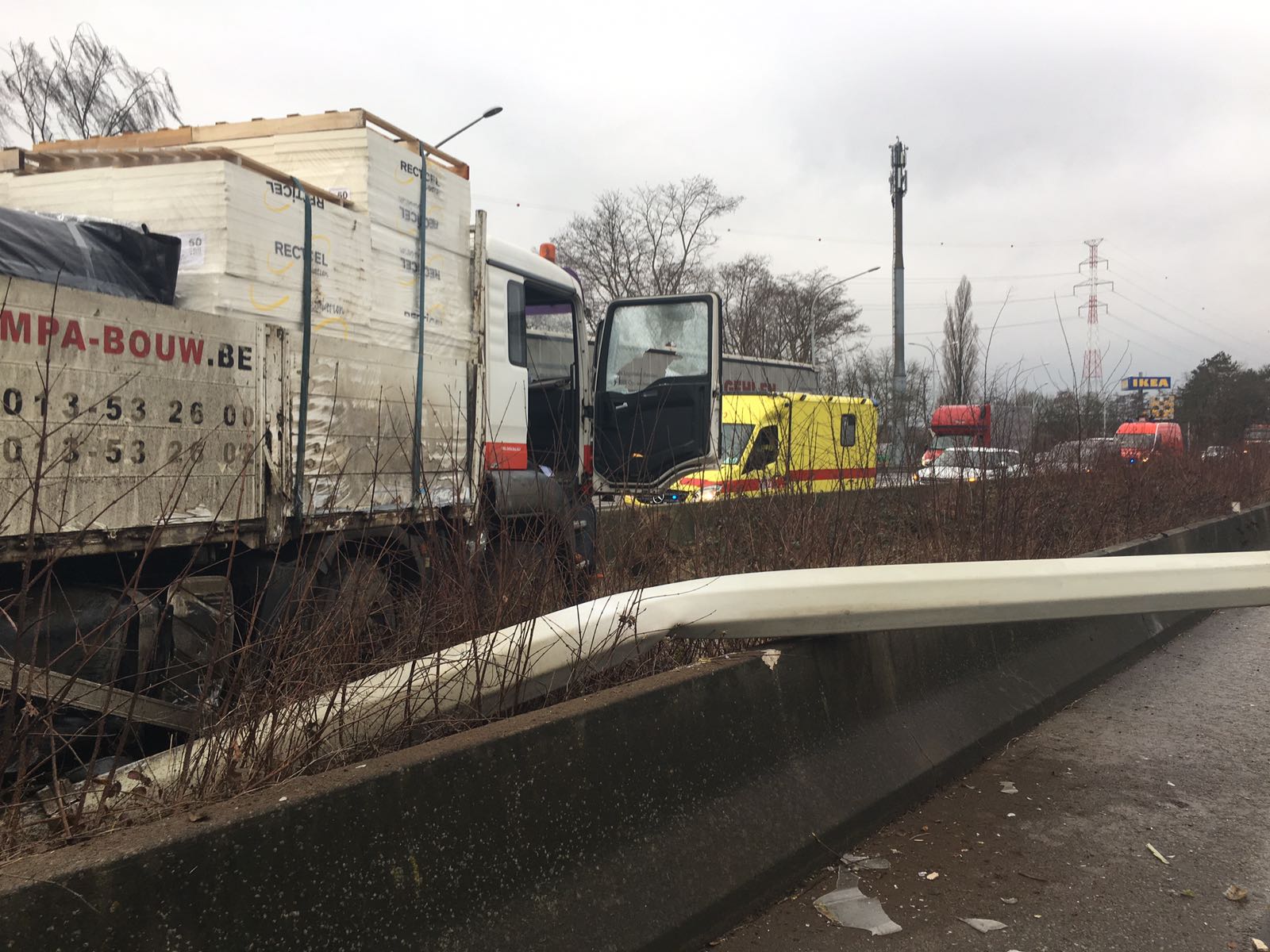 Vrachtwagen rijdt dwars door middenberm E313 ter hoogte Hasselt-Oost