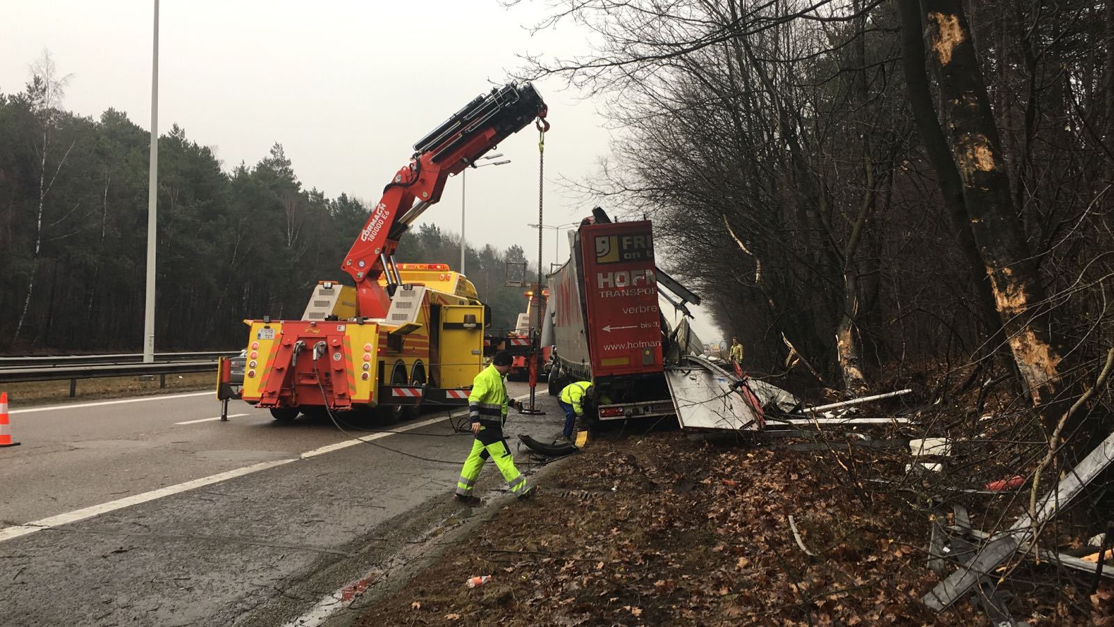 Vrachtwagen volledig opengereten na zware crash op E314