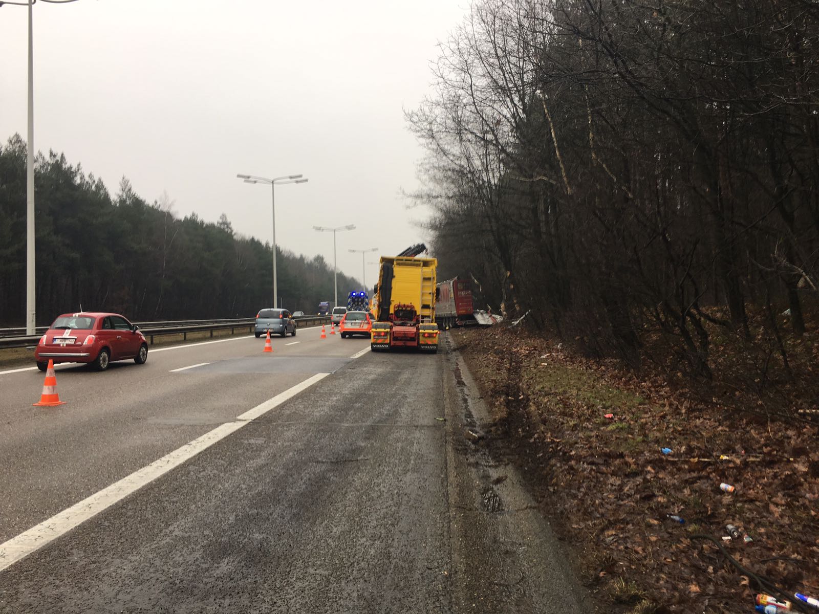 Vrachtwagen volledig opengereten na zware crash op E314