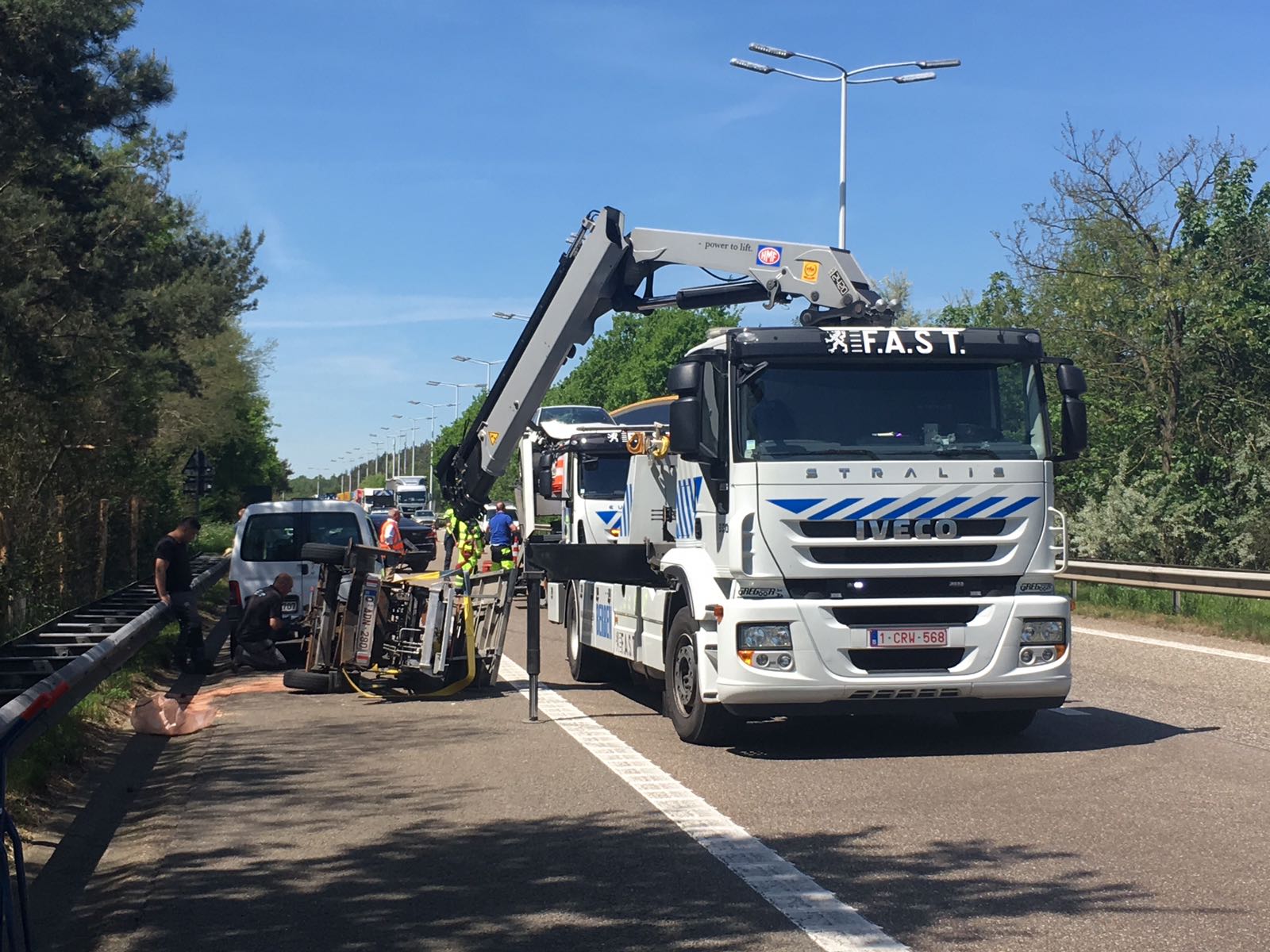 Vrachtwagen kantelt en belandt in de berm op E314 in Opgrimbie