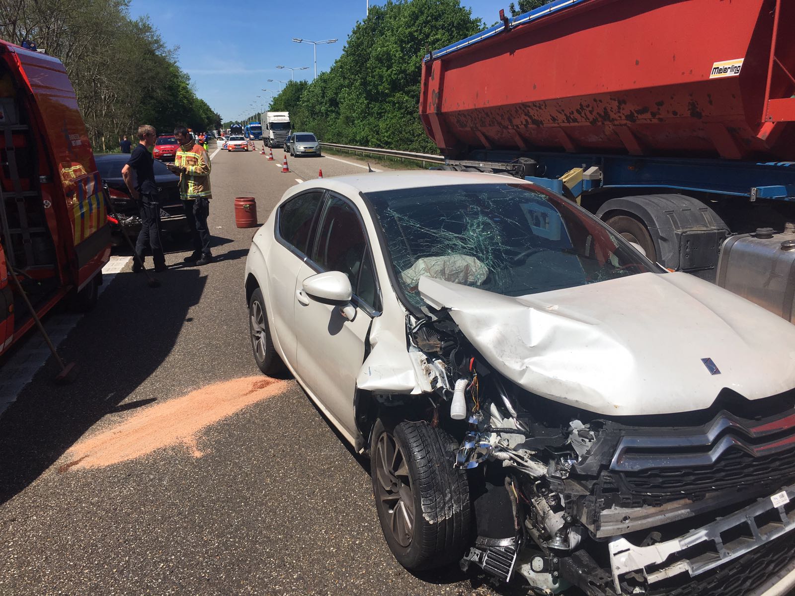 Vrachtwagen kantelt en belandt in de berm op E314 in Opgrimbie