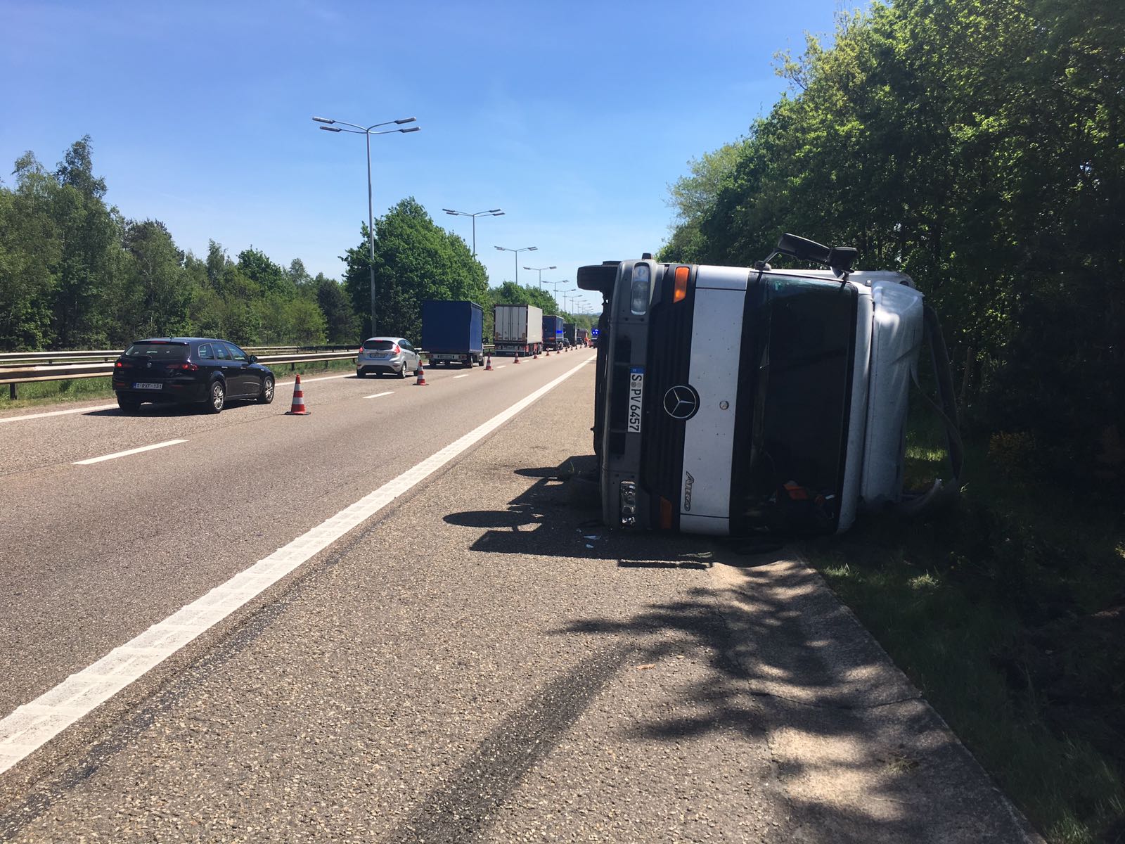 Vrachtwagen kantelt en belandt in de berm op E314 in Opgrimbie