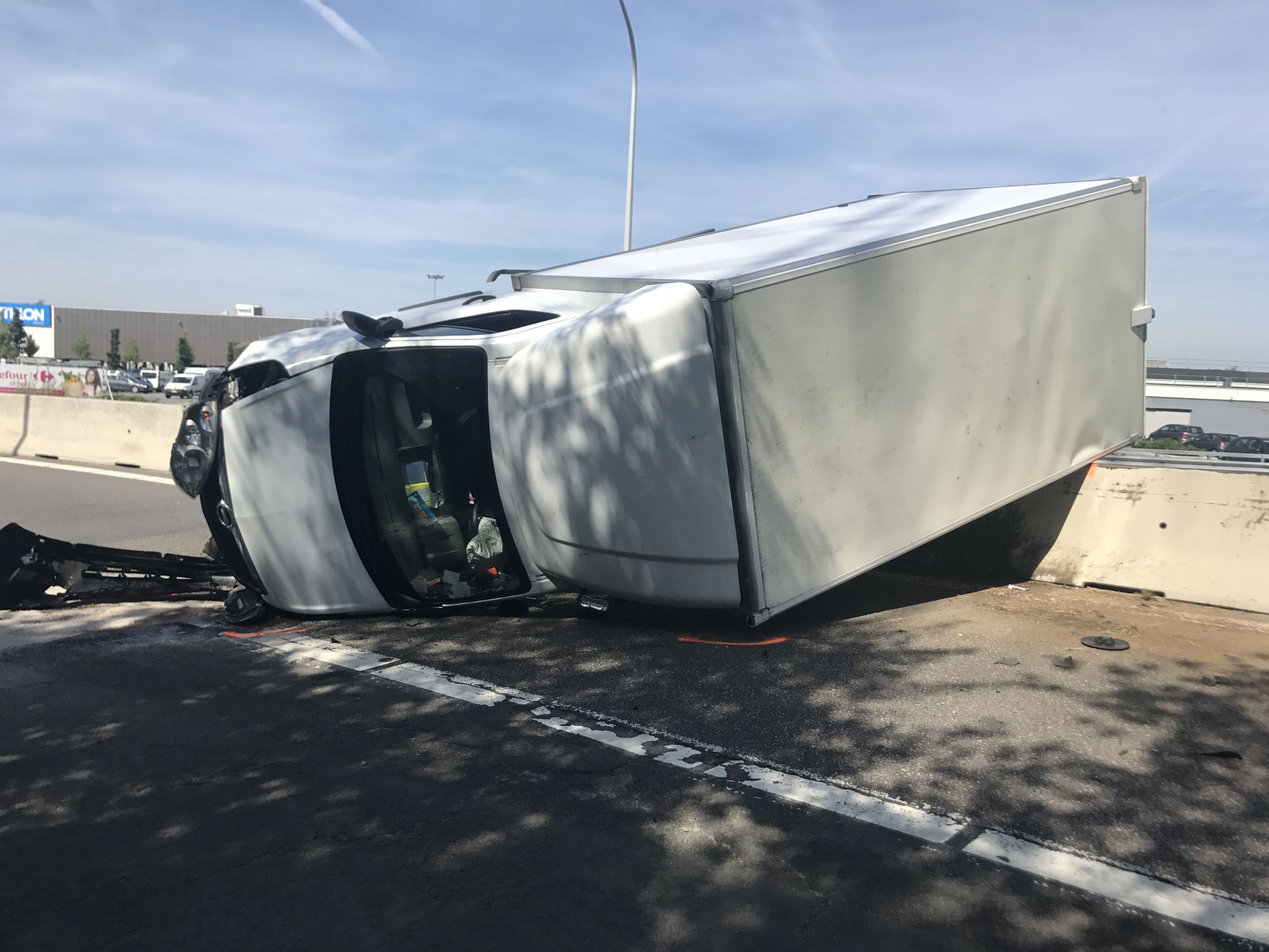 Oprit Hasselt-West versperd door gekantelde vrachtwagen