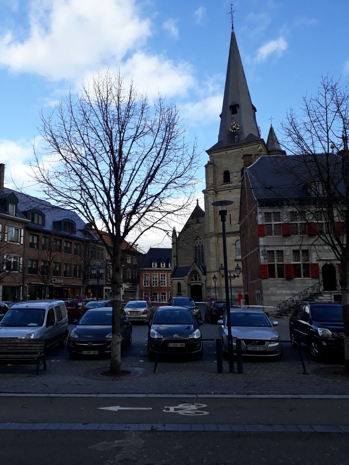 Markt in Bilzen afgezet omdat kruis op de kerktoren dreigt om te vallen