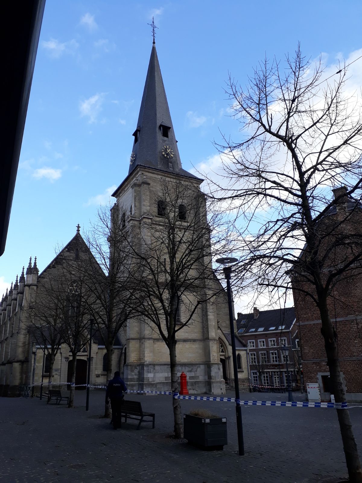 Markt in Bilzen afgezet omdat kruis op de kerktoren dreigt om te vallen