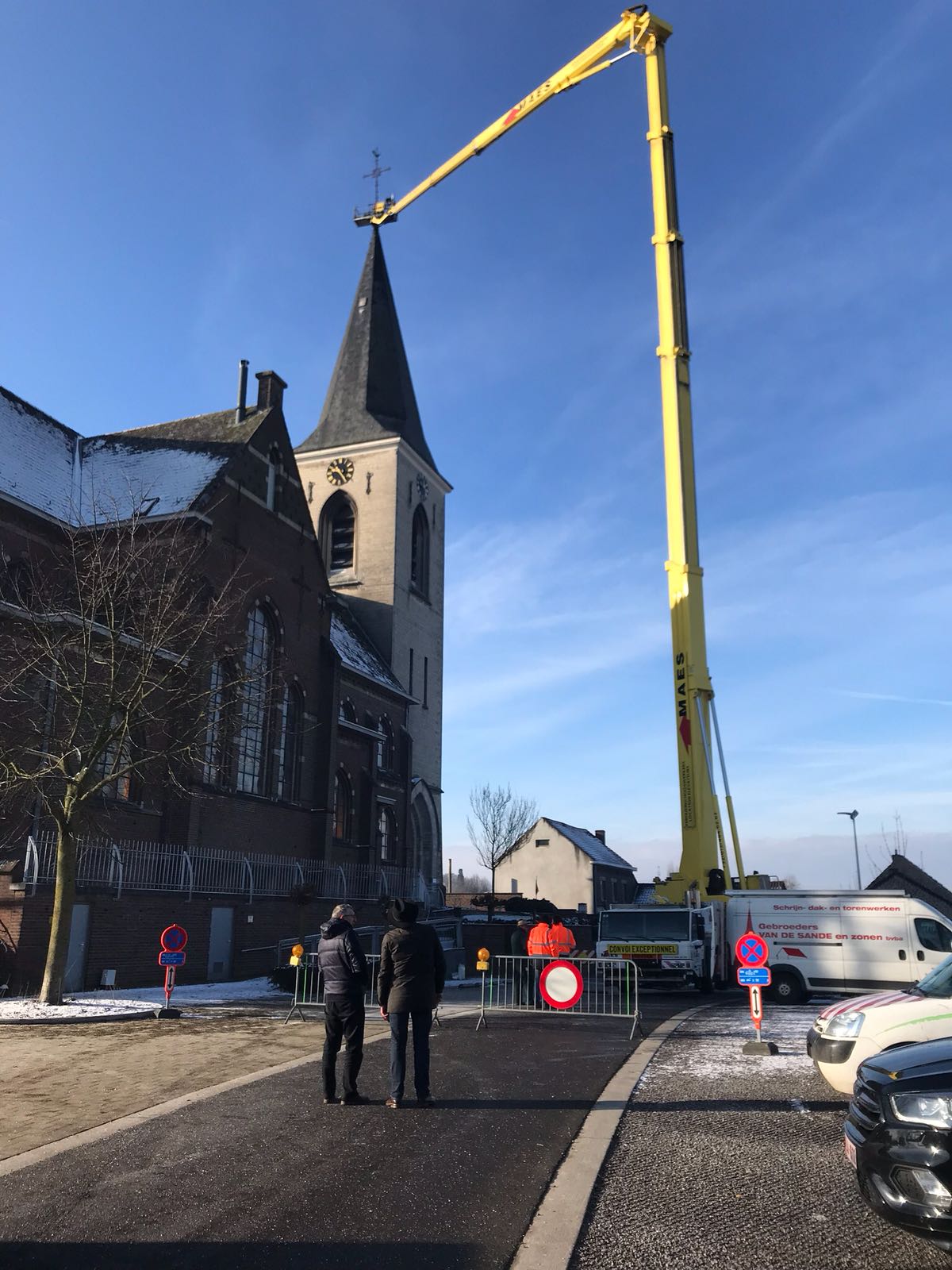 Kruis op kerk in Herderen wordt naar beneden gehaald voor herstelling