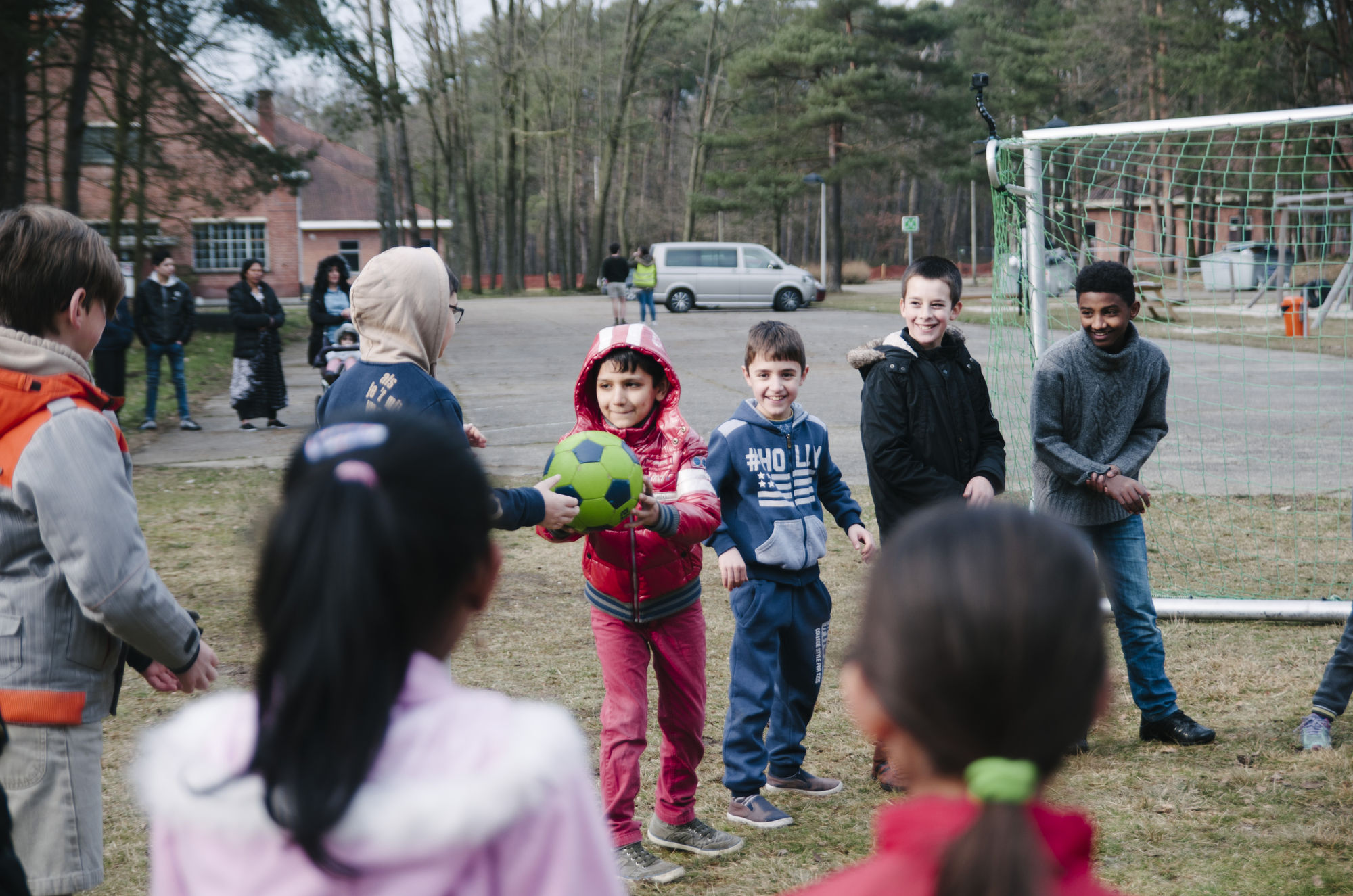 Chiro Sint-Lutgardis speelt spelletjes met kinderen in opvangcentrum van het Rode Kruis