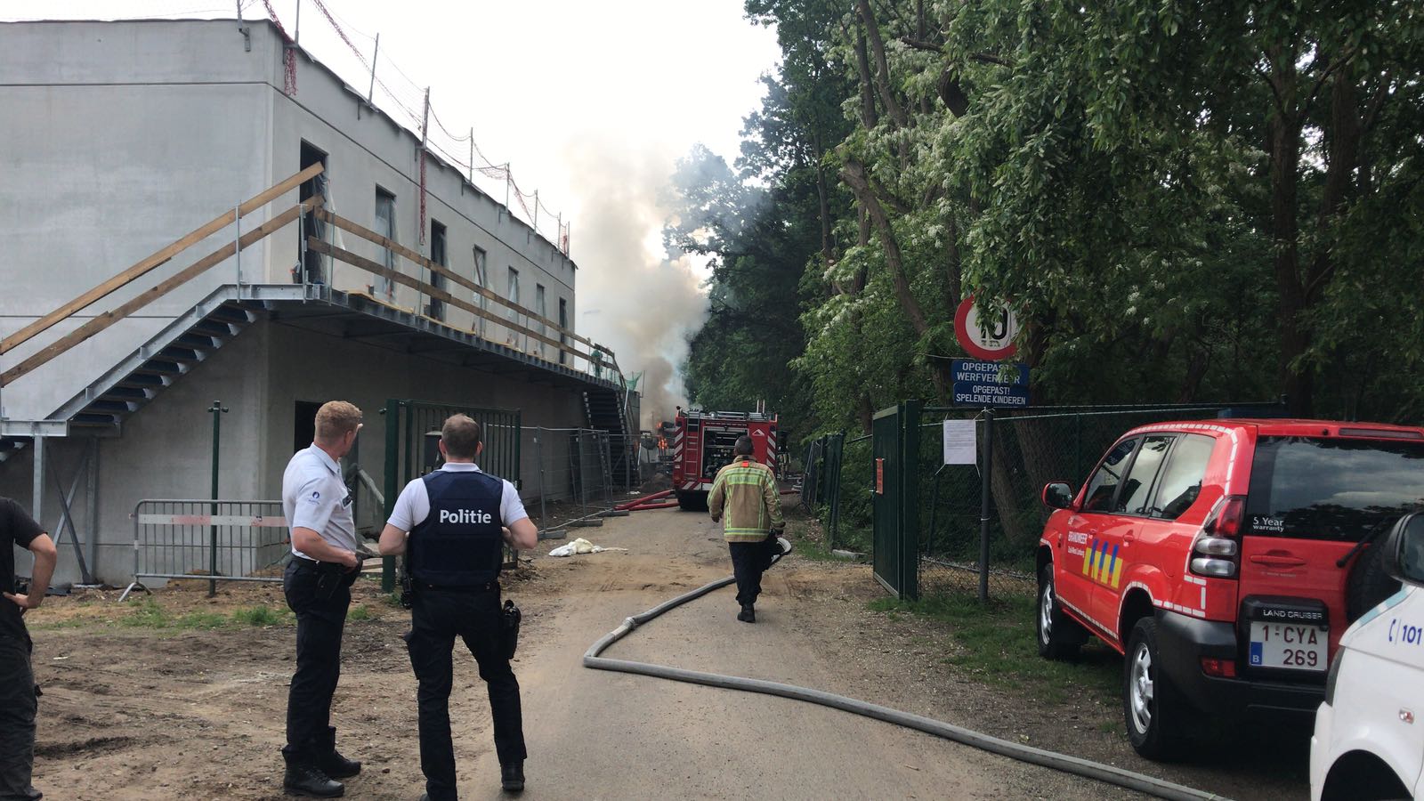 Vrachtwagen brandt volledig uit aan voetbalveld in Kiewit